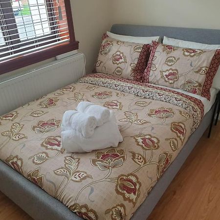 London Luxury 6 Bedroom Family House Sleeps 12 People Parking For 4 Cars Close To Tube. Chigwell Buitenkant foto