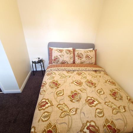 London Luxury 6 Bedroom Family House Sleeps 12 People Parking For 4 Cars Close To Tube. Chigwell Buitenkant foto