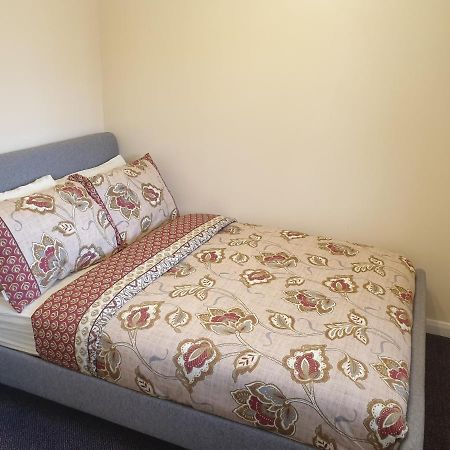 London Luxury 6 Bedroom Family House Sleeps 12 People Parking For 4 Cars Close To Tube. Chigwell Buitenkant foto
