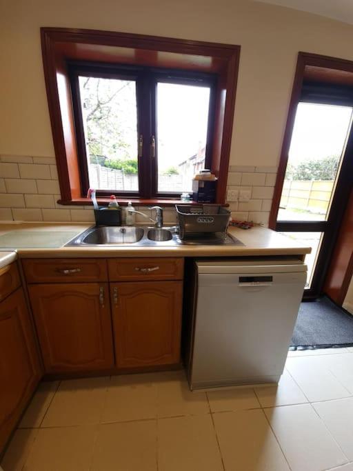 London Luxury 6 Bedroom Family House Sleeps 12 People Parking For 4 Cars Close To Tube. Chigwell Buitenkant foto