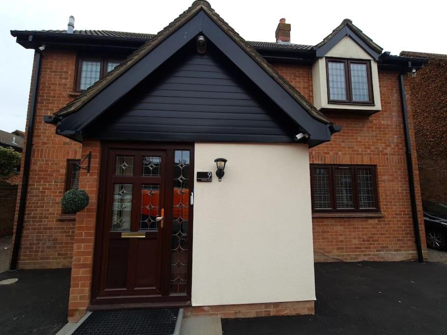 London Luxury 6 Bedroom Family House Sleeps 12 People Parking For 4 Cars Close To Tube. Chigwell Buitenkant foto