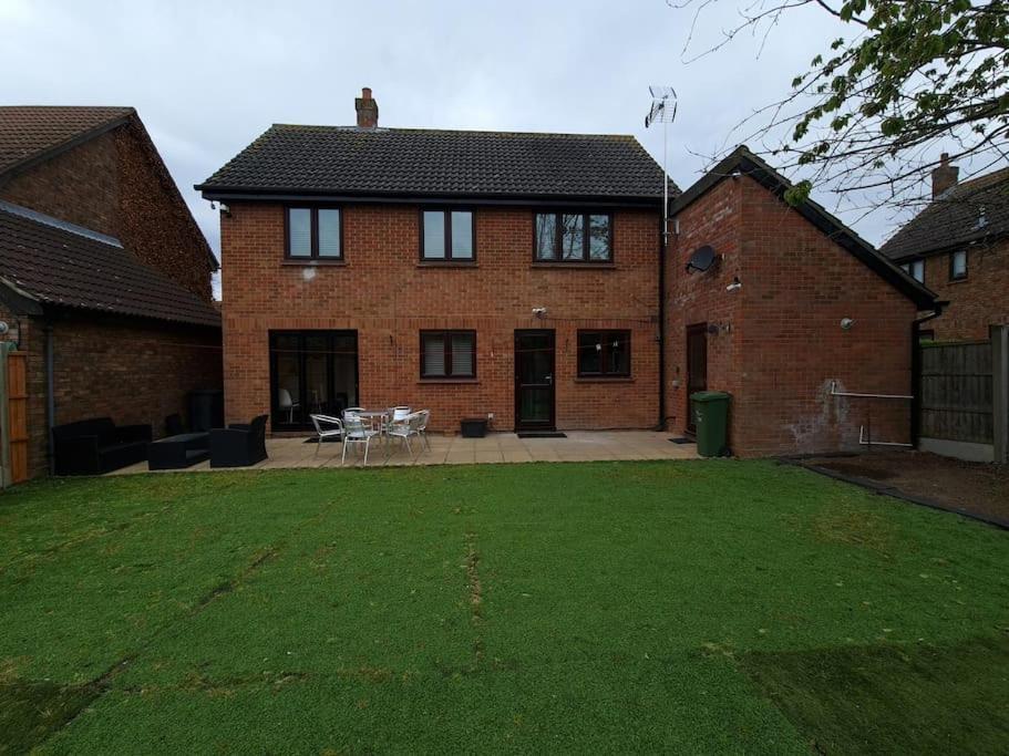 London Luxury 6 Bedroom Family House Sleeps 12 People Parking For 4 Cars Close To Tube. Chigwell Buitenkant foto