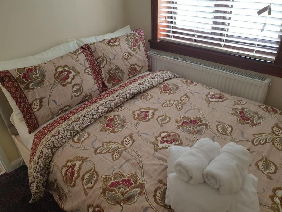London Luxury 6 Bedroom Family House Sleeps 12 People Parking For 4 Cars Close To Tube. Chigwell Buitenkant foto