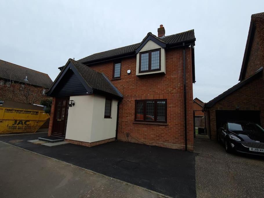 London Luxury 6 Bedroom Family House Sleeps 12 People Parking For 4 Cars Close To Tube. Chigwell Buitenkant foto
