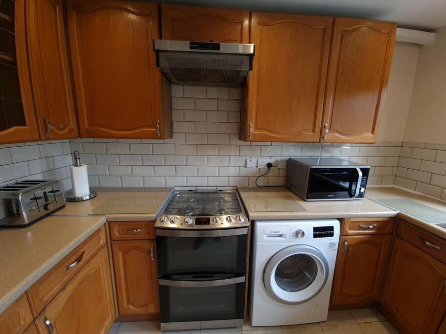 London Luxury 6 Bedroom Family House Sleeps 12 People Parking For 4 Cars Close To Tube. Chigwell Buitenkant foto
