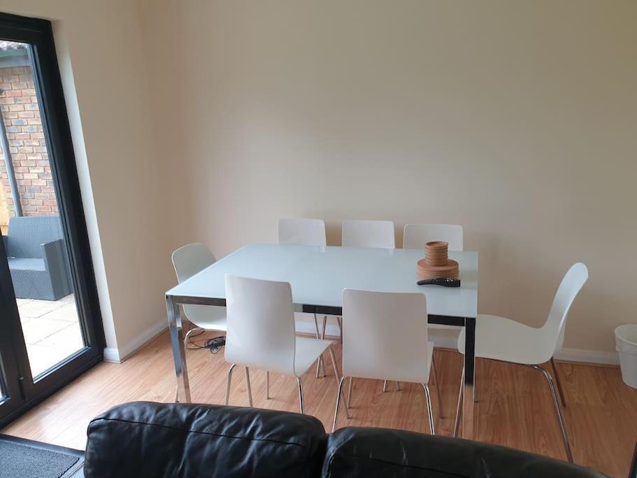 London Luxury 6 Bedroom Family House Sleeps 12 People Parking For 4 Cars Close To Tube. Chigwell Buitenkant foto