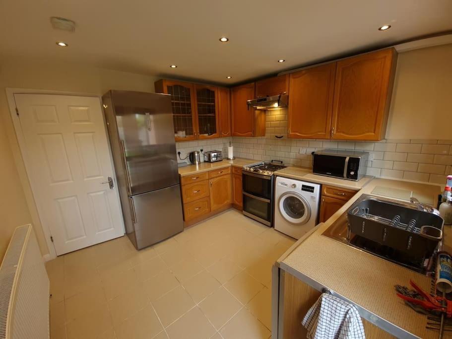 London Luxury 6 Bedroom Family House Sleeps 12 People Parking For 4 Cars Close To Tube. Chigwell Buitenkant foto