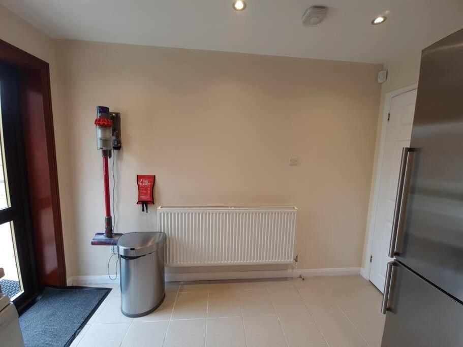 London Luxury 6 Bedroom Family House Sleeps 12 People Parking For 4 Cars Close To Tube. Chigwell Buitenkant foto