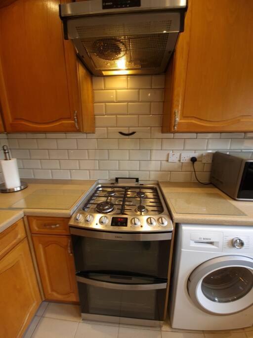 London Luxury 6 Bedroom Family House Sleeps 12 People Parking For 4 Cars Close To Tube. Chigwell Buitenkant foto