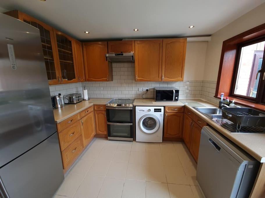 London Luxury 6 Bedroom Family House Sleeps 12 People Parking For 4 Cars Close To Tube. Chigwell Buitenkant foto