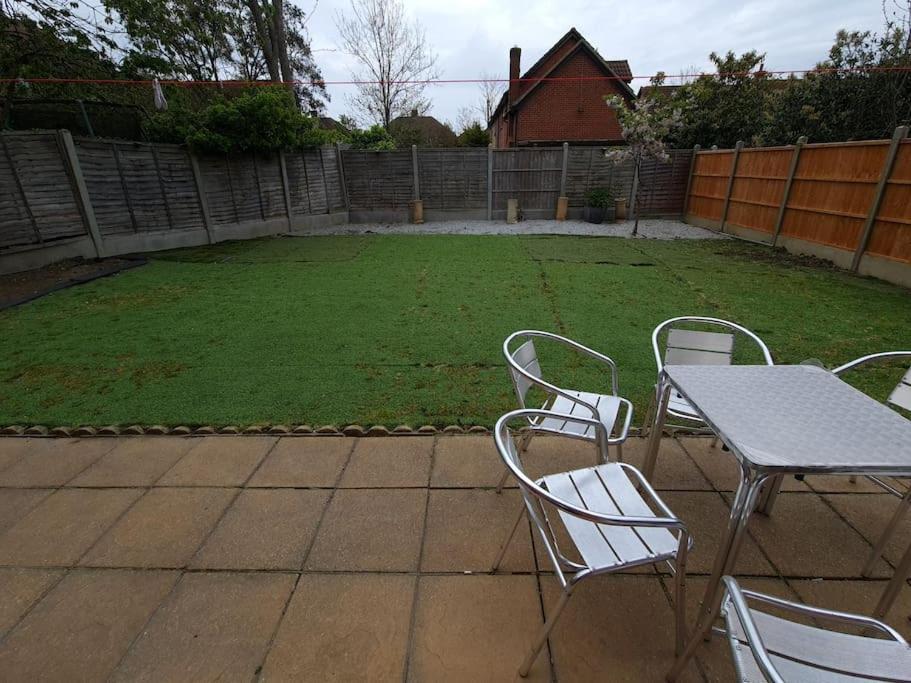 London Luxury 6 Bedroom Family House Sleeps 12 People Parking For 4 Cars Close To Tube. Chigwell Buitenkant foto