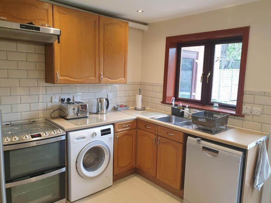 London Luxury 6 Bedroom Family House Sleeps 12 People Parking For 4 Cars Close To Tube. Chigwell Buitenkant foto