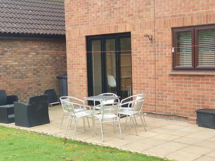 London Luxury 6 Bedroom Family House Sleeps 12 People Parking For 4 Cars Close To Tube. Chigwell Buitenkant foto