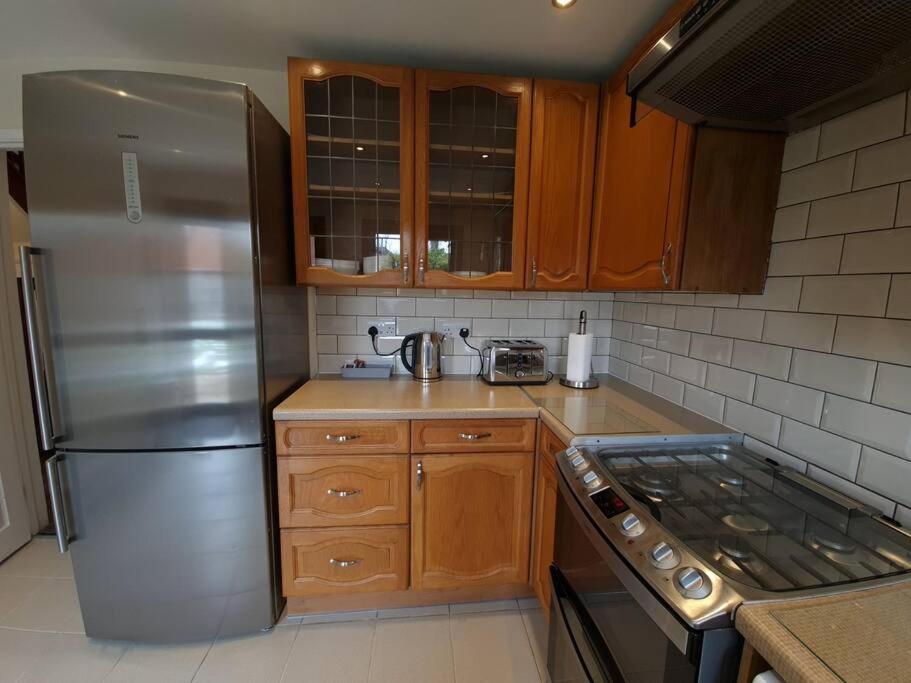 London Luxury 6 Bedroom Family House Sleeps 12 People Parking For 4 Cars Close To Tube. Chigwell Buitenkant foto