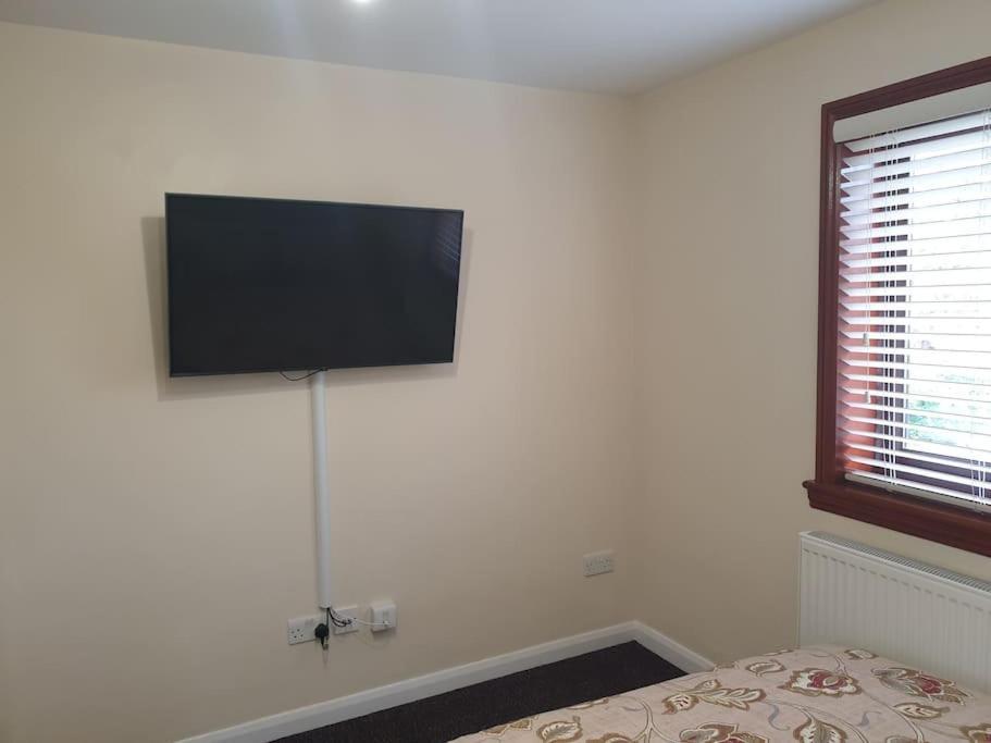 London Luxury 6 Bedroom Family House Sleeps 12 People Parking For 4 Cars Close To Tube. Chigwell Buitenkant foto