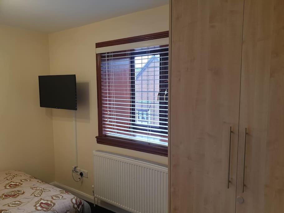 London Luxury 6 Bedroom Family House Sleeps 12 People Parking For 4 Cars Close To Tube. Chigwell Buitenkant foto