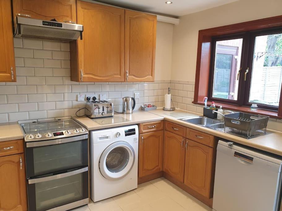 London Luxury 6 Bedroom Family House Sleeps 12 People Parking For 4 Cars Close To Tube. Chigwell Buitenkant foto