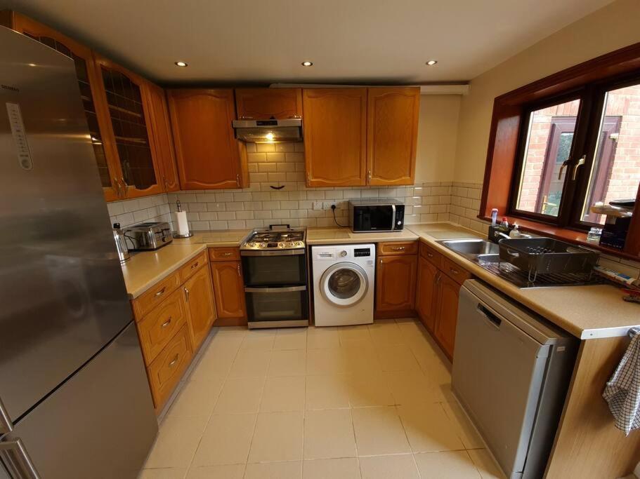 London Luxury 6 Bedroom Family House Sleeps 12 People Parking For 4 Cars Close To Tube. Chigwell Buitenkant foto