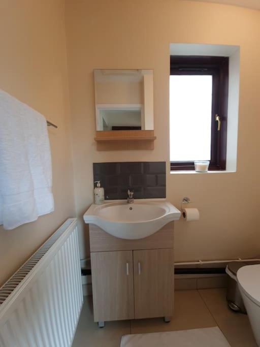 London Luxury 6 Bedroom Family House Sleeps 12 People Parking For 4 Cars Close To Tube. Chigwell Buitenkant foto