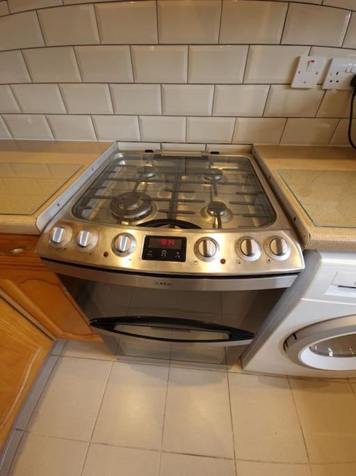 London Luxury 6 Bedroom Family House Sleeps 12 People Parking For 4 Cars Close To Tube. Chigwell Buitenkant foto