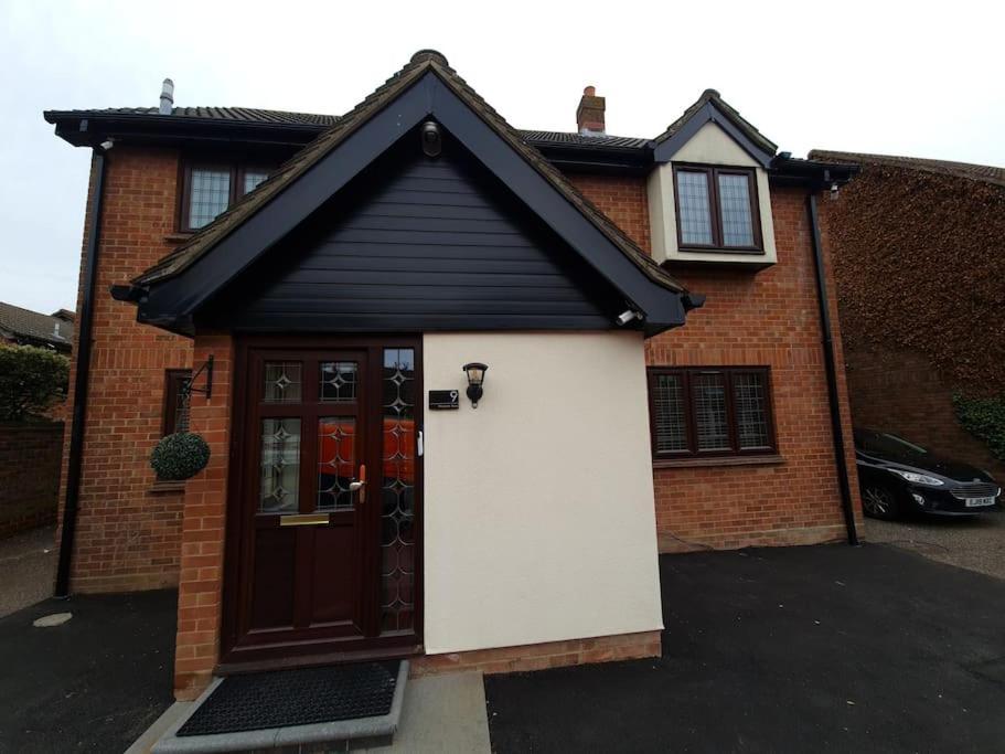 London Luxury 6 Bedroom Family House Sleeps 12 People Parking For 4 Cars Close To Tube. Chigwell Buitenkant foto