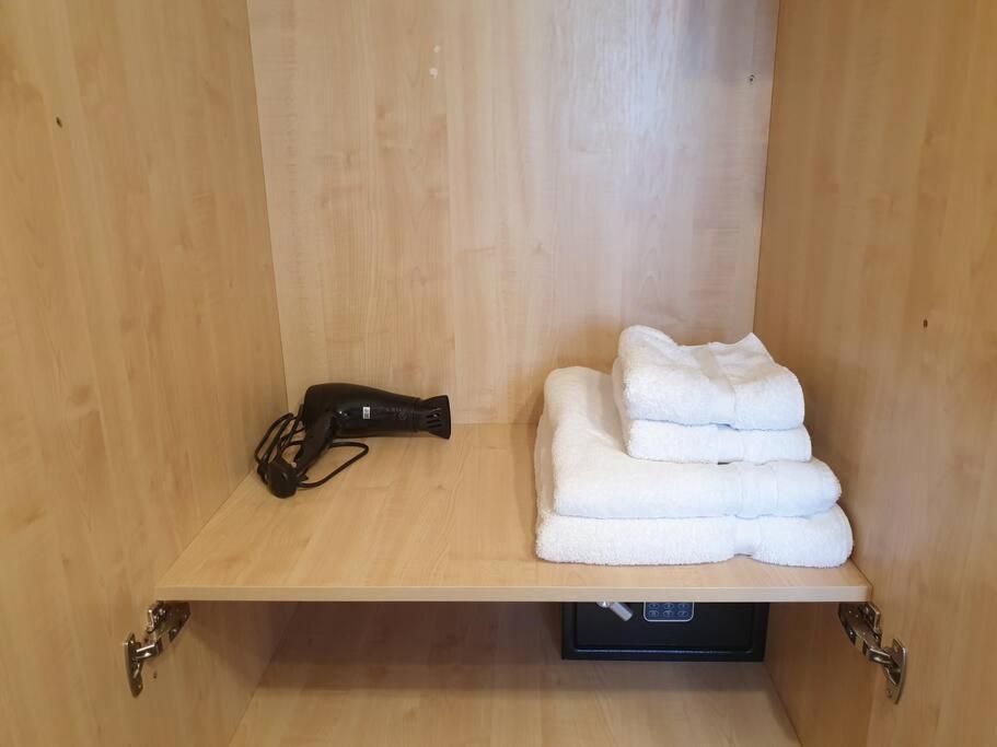 London Luxury 6 Bedroom Family House Sleeps 12 People Parking For 4 Cars Close To Tube. Chigwell Buitenkant foto