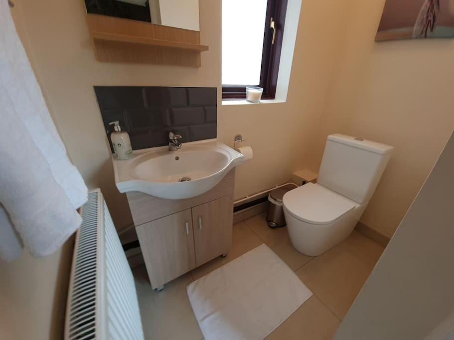 London Luxury 6 Bedroom Family House Sleeps 12 People Parking For 4 Cars Close To Tube. Chigwell Buitenkant foto
