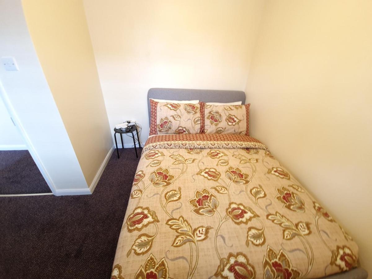 London Luxury 6 Bedroom Family House Sleeps 12 People Parking For 4 Cars Close To Tube. Chigwell Buitenkant foto