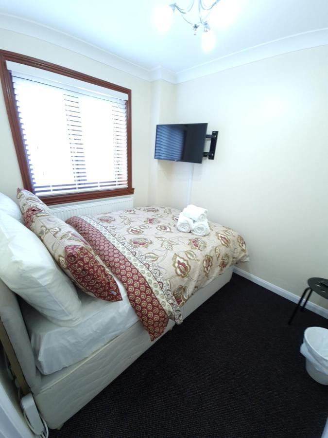 London Luxury 6 Bedroom Family House Sleeps 12 People Parking For 4 Cars Close To Tube. Chigwell Buitenkant foto