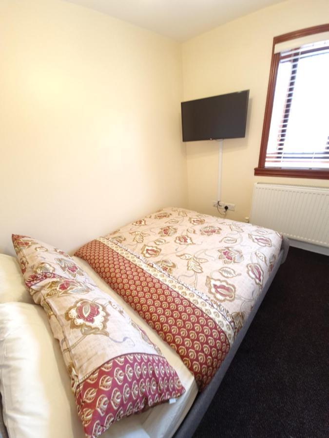 London Luxury 6 Bedroom Family House Sleeps 12 People Parking For 4 Cars Close To Tube. Chigwell Buitenkant foto