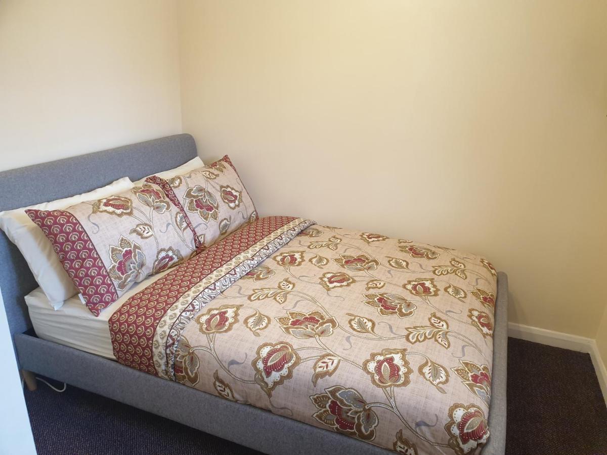London Luxury 6 Bedroom Family House Sleeps 12 People Parking For 4 Cars Close To Tube. Chigwell Buitenkant foto