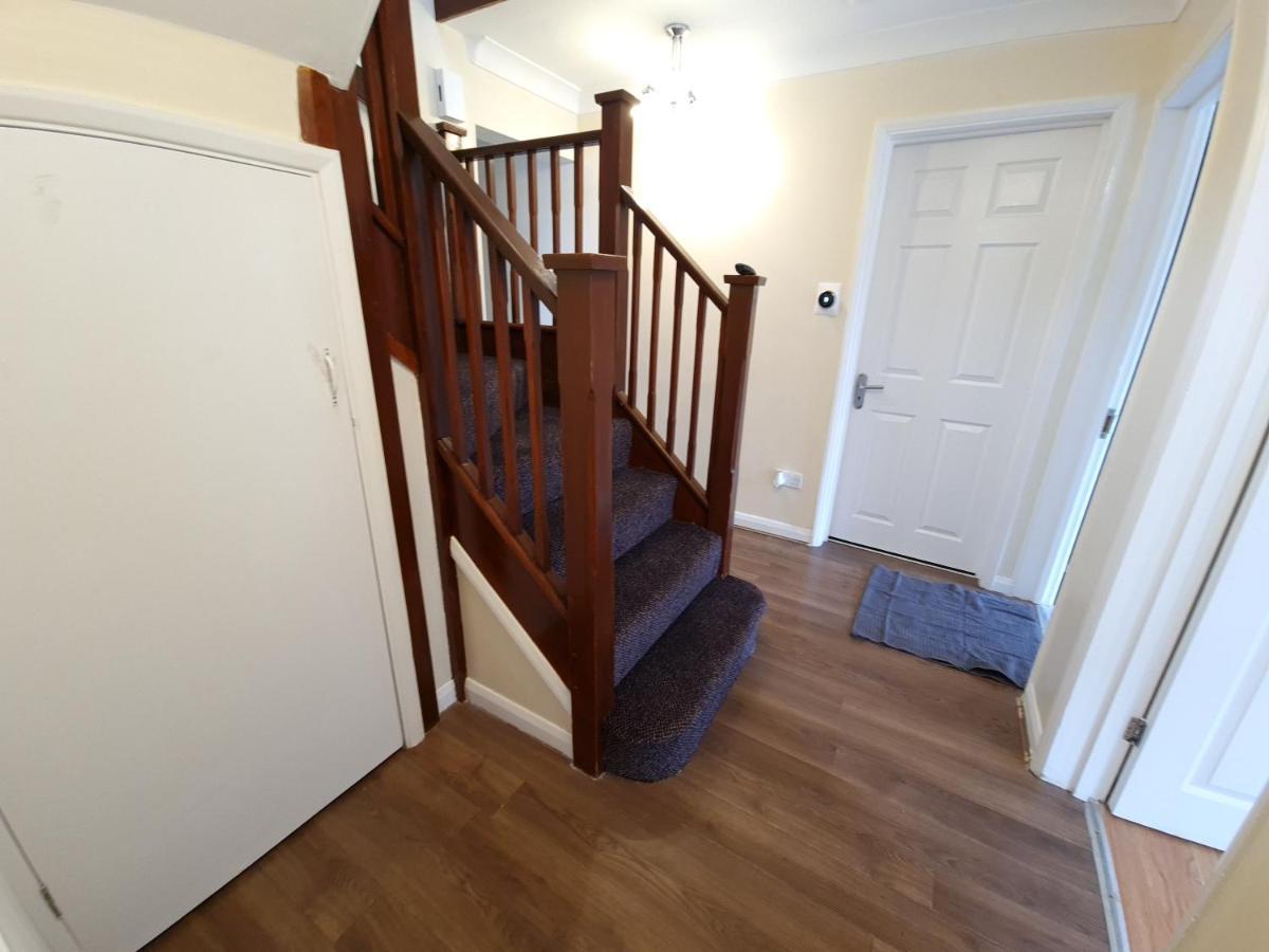 London Luxury 6 Bedroom Family House Sleeps 12 People Parking For 4 Cars Close To Tube. Chigwell Buitenkant foto