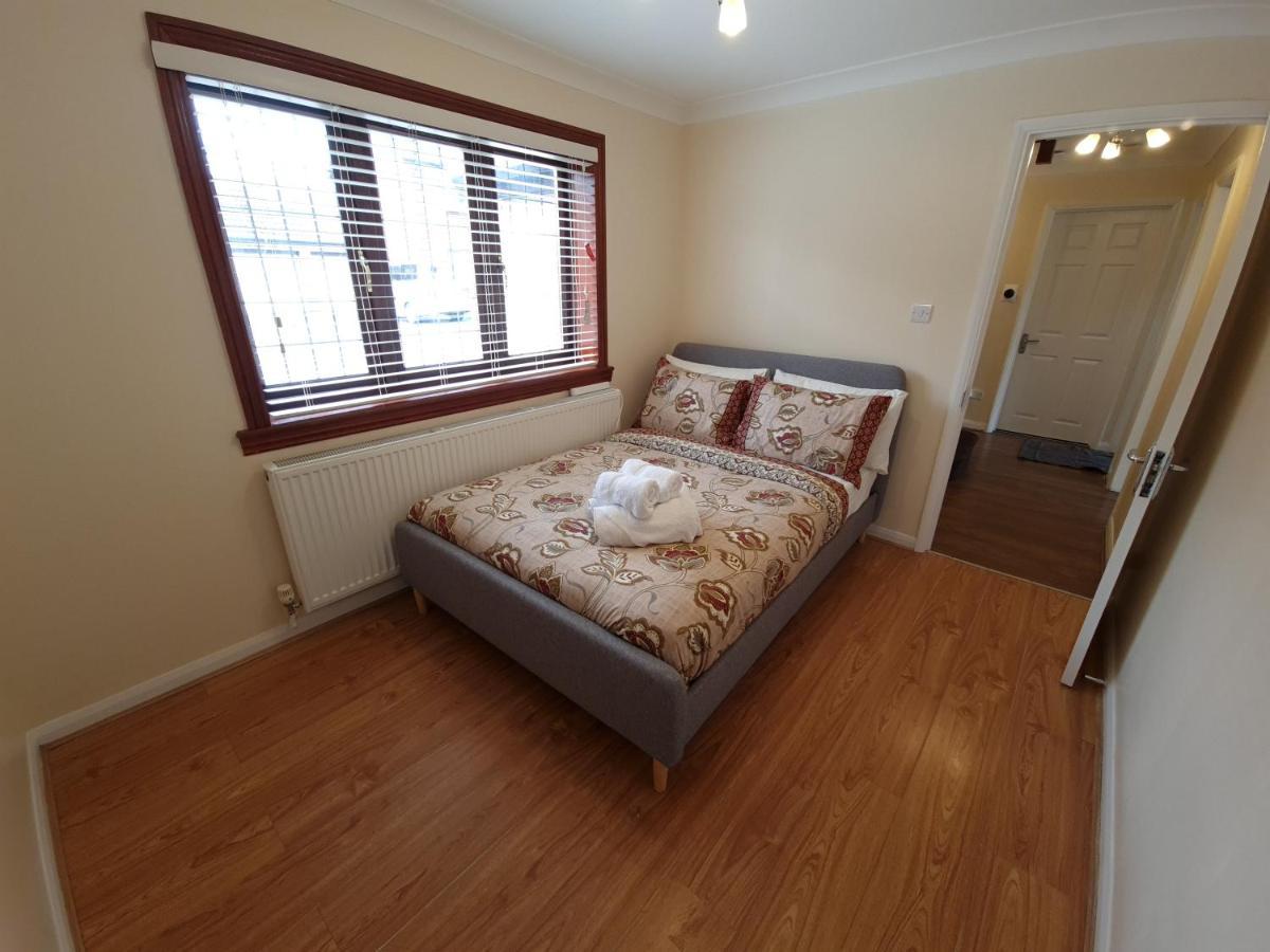 London Luxury 6 Bedroom Family House Sleeps 12 People Parking For 4 Cars Close To Tube. Chigwell Buitenkant foto