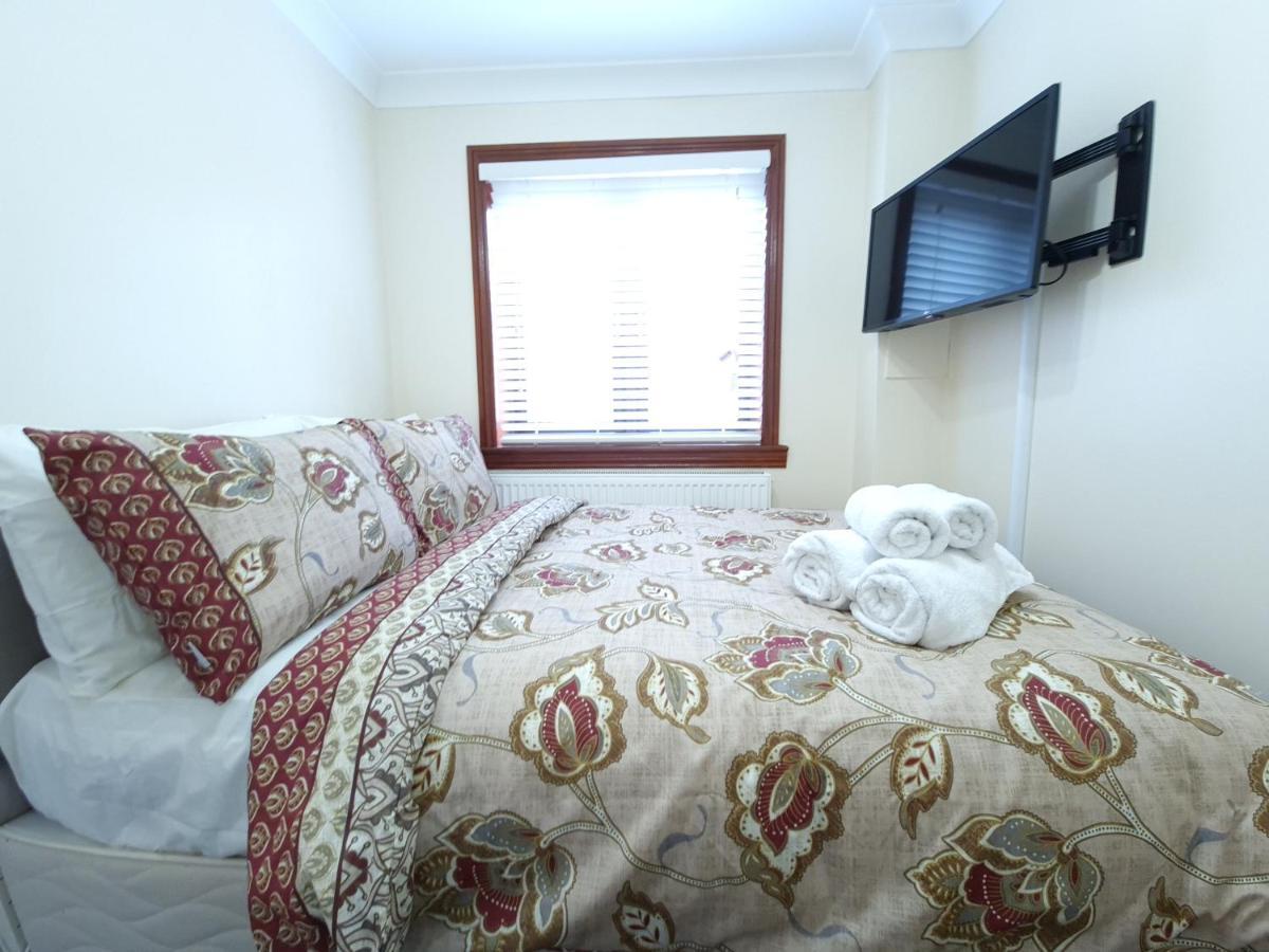 London Luxury 6 Bedroom Family House Sleeps 12 People Parking For 4 Cars Close To Tube. Chigwell Buitenkant foto