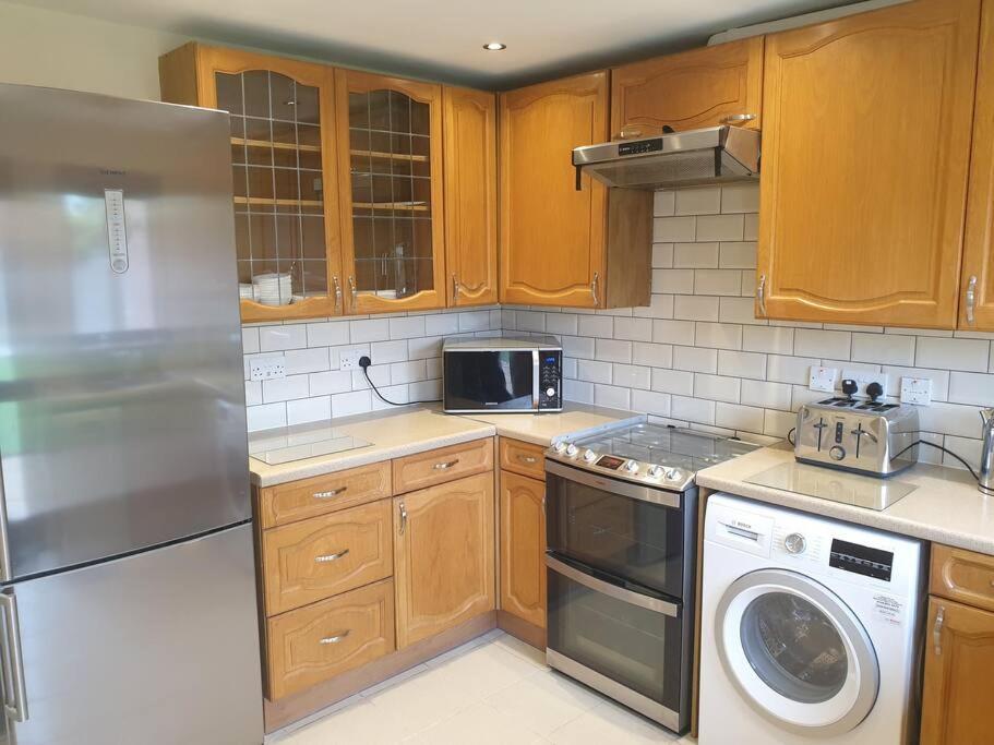 London Luxury 6 Bedroom Family House Sleeps 12 People Parking For 4 Cars Close To Tube. Chigwell Buitenkant foto