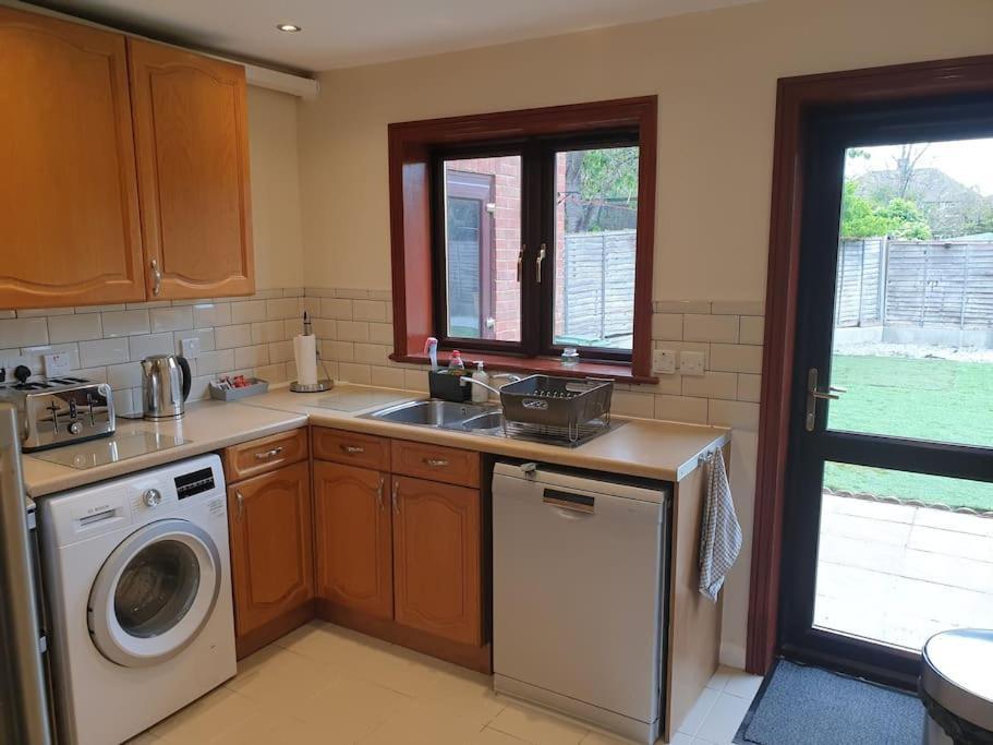 London Luxury 6 Bedroom Family House Sleeps 12 People Parking For 4 Cars Close To Tube. Chigwell Buitenkant foto