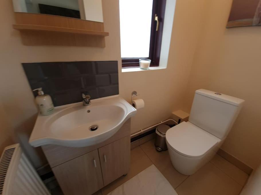 London Luxury 6 Bedroom Family House Sleeps 12 People Parking For 4 Cars Close To Tube. Chigwell Buitenkant foto