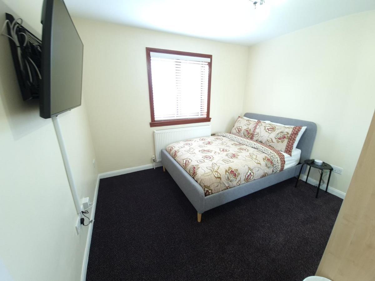 London Luxury 6 Bedroom Family House Sleeps 12 People Parking For 4 Cars Close To Tube. Chigwell Buitenkant foto