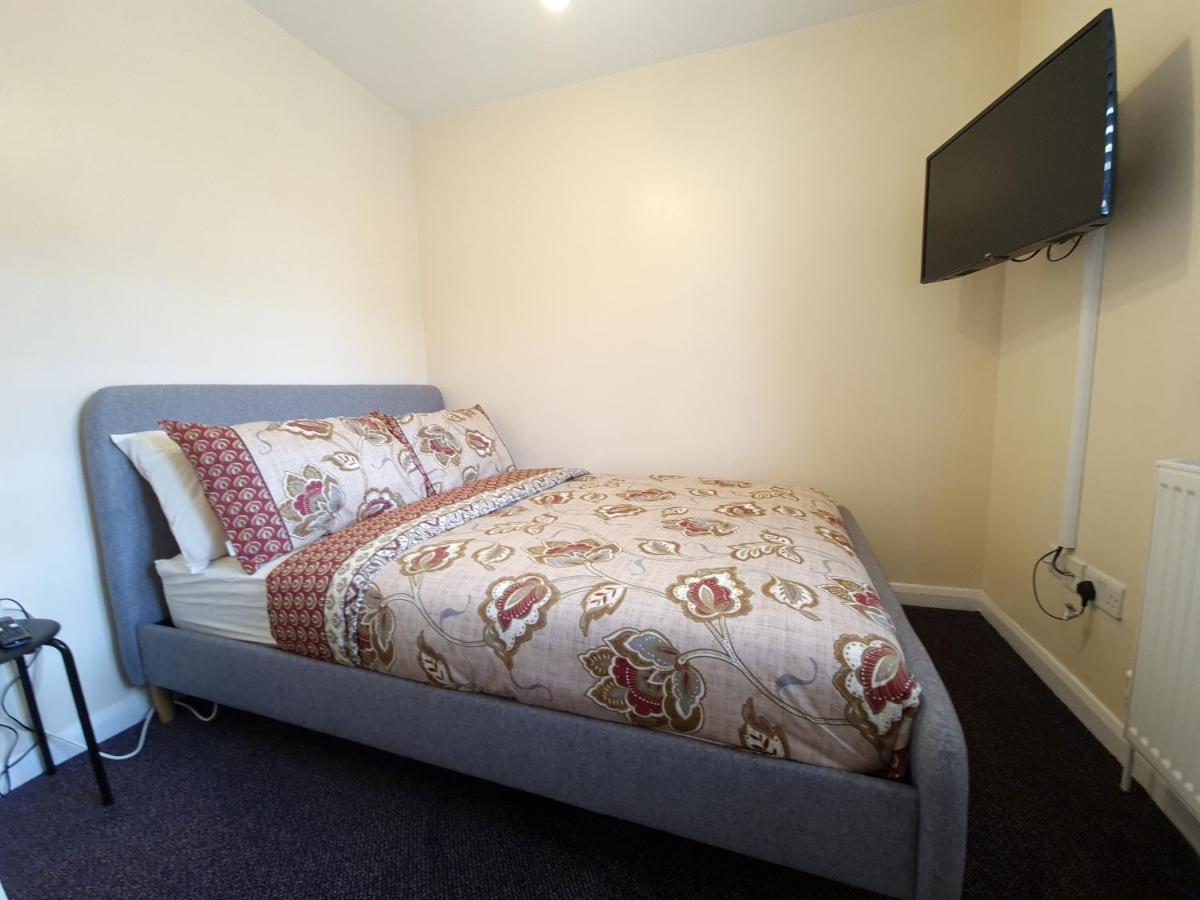 London Luxury 6 Bedroom Family House Sleeps 12 People Parking For 4 Cars Close To Tube. Chigwell Buitenkant foto
